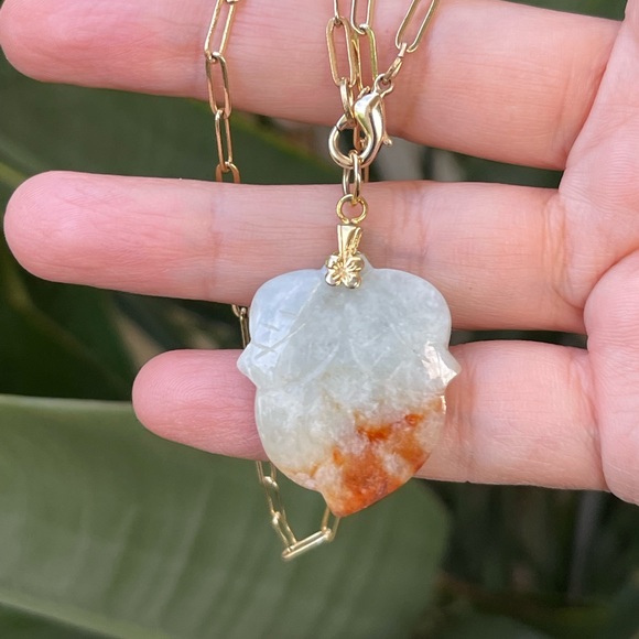 Natural untreated jadeite jade carved leaf pendant & gold tone paperclip chain - Picture 3 of 14